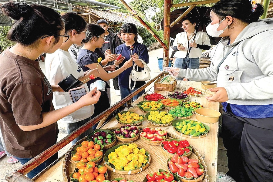 Bánh đậu xanh (được tạo hình các loại trái cây thơm ngon lại vừa đẹp mắt) bày bán tại chợ quê cù lao Tân Thuận Đông, phường Cao Lãnh, tỉnh Đồng Tháp. Ảnh: NGỌC PHÚC Bánh đậu xanh (được tạo hình các loại trái cây thơm ngon lại vừa đẹp mắt) bày bán tại chợ quê cù lao Tân Thuận Đông, phường Cao Lãnh, tỉnh Đồng Tháp. Ảnh: NGỌC PHÚC