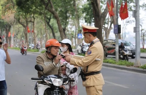 Ng&agrave;y 17/2, lực lượng CSGT to&agrave;n quốc đồng loạt ra qu&acirc;n xử l&yacute; vi phạm về nồng độ cồn.