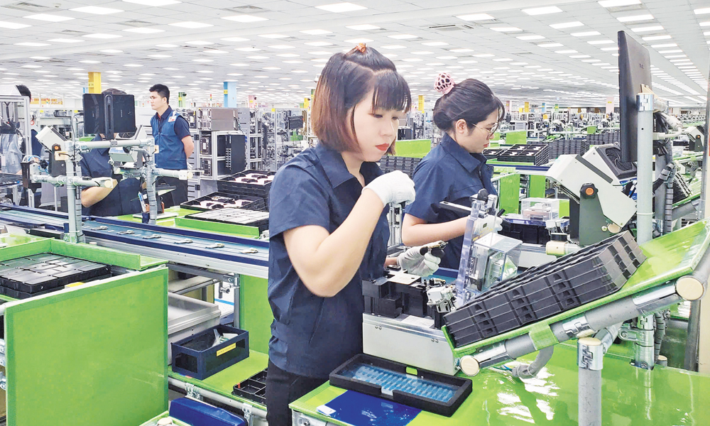 C&ocirc;ng nh&acirc;n l&agrave;m việc tại c&ocirc;ng ty TNHH samsung Khu c&ocirc;ng nghiệp Y&ecirc;n Phong.