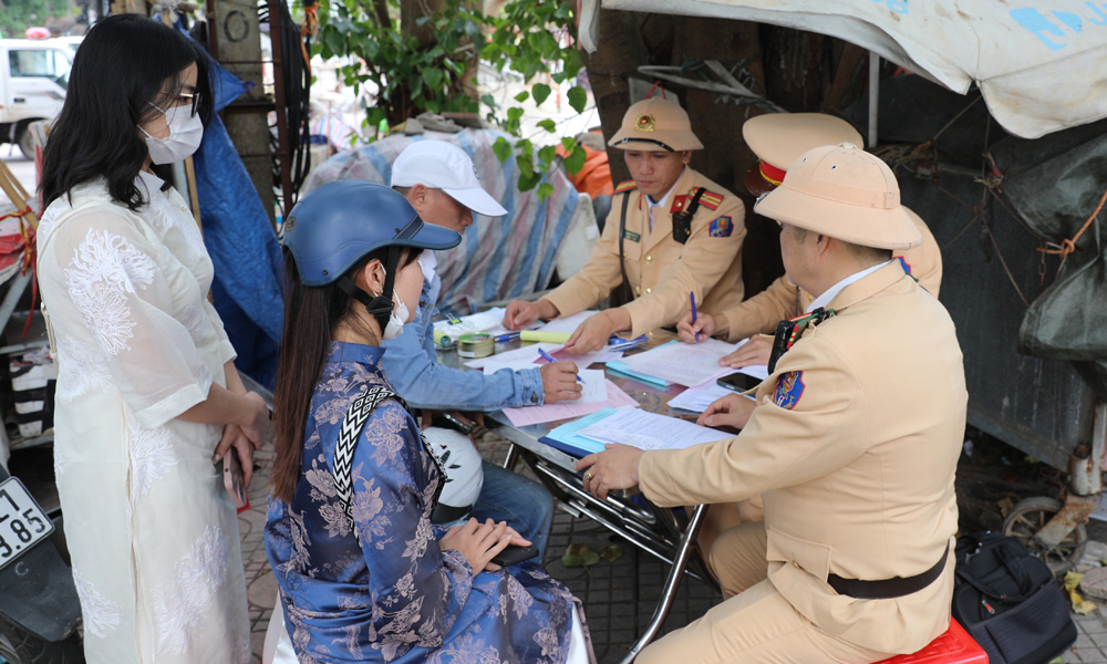Trường hợp vi phạm nồng độ cồn bị tổ công tác lập biên bản, tạm giữ phương tiện. Trường hợp vi phạm nồng độ cồn bị tổ công tác lập biên bản, tạm giữ phương tiện.