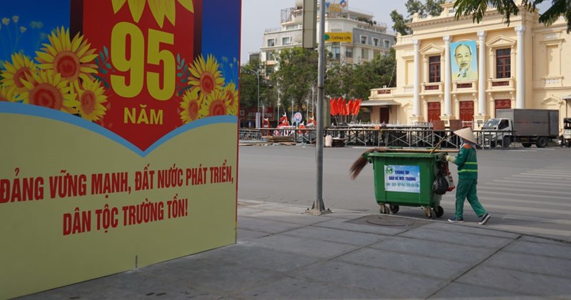 Mùng 1 Tết: Công nhân môi trường lặng lẽ giữ phố phường Thủ đô sạch đẹp