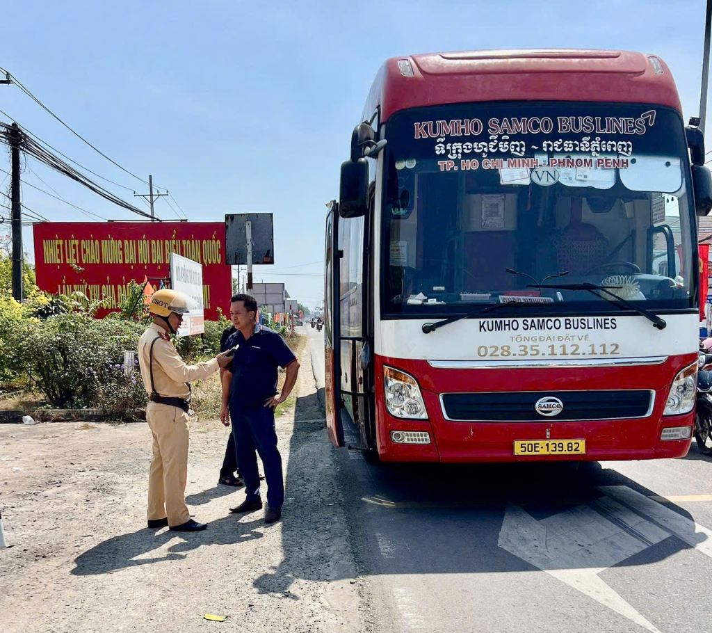 Lực lượng chức năng kiểm tra nồng độ cồn đối với t&agrave;i xế điều khiển phương tiện vận tải h&agrave;nh kh&aacute;ch
