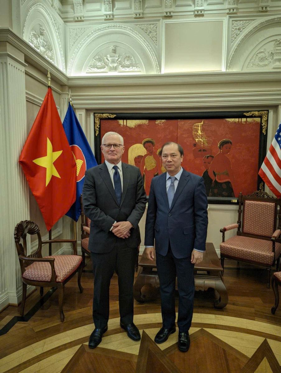 Đại sứ Nguyễn Quốc Dũng (b&ecirc;n phải) tiếp &ocirc;ng John Neffeur Chủ tịch Hiệp hội C&ocirc;ng nghiệp b&aacute;n dẫn Hoa Kỳ (SIA). Ảnh: TTXVN