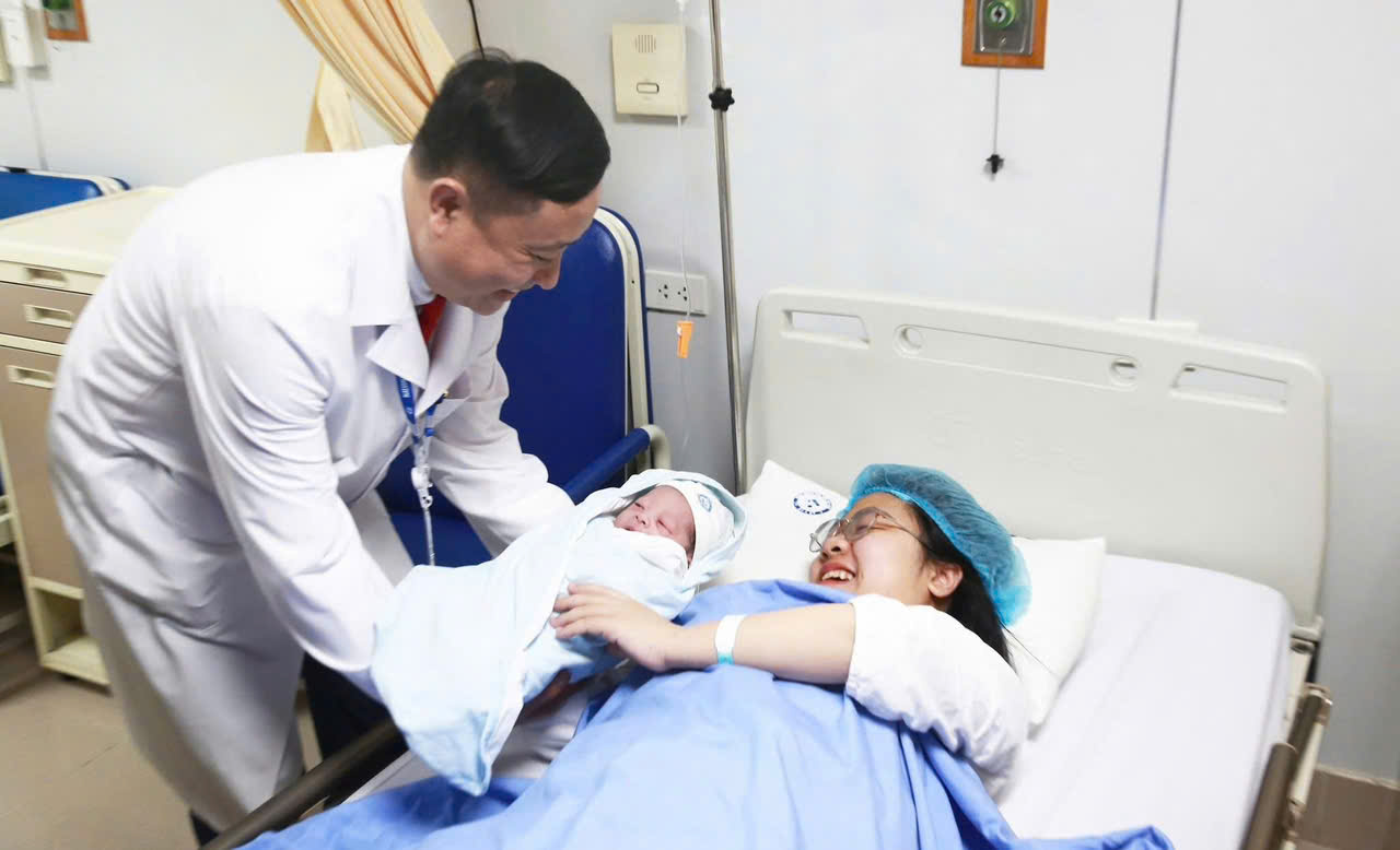 C&ocirc;ng d&acirc;n nh&iacute; đầu ti&ecirc;n của năm mới B&iacute;nh Ngọ khỏe mạnh ch&agrave;o đời.