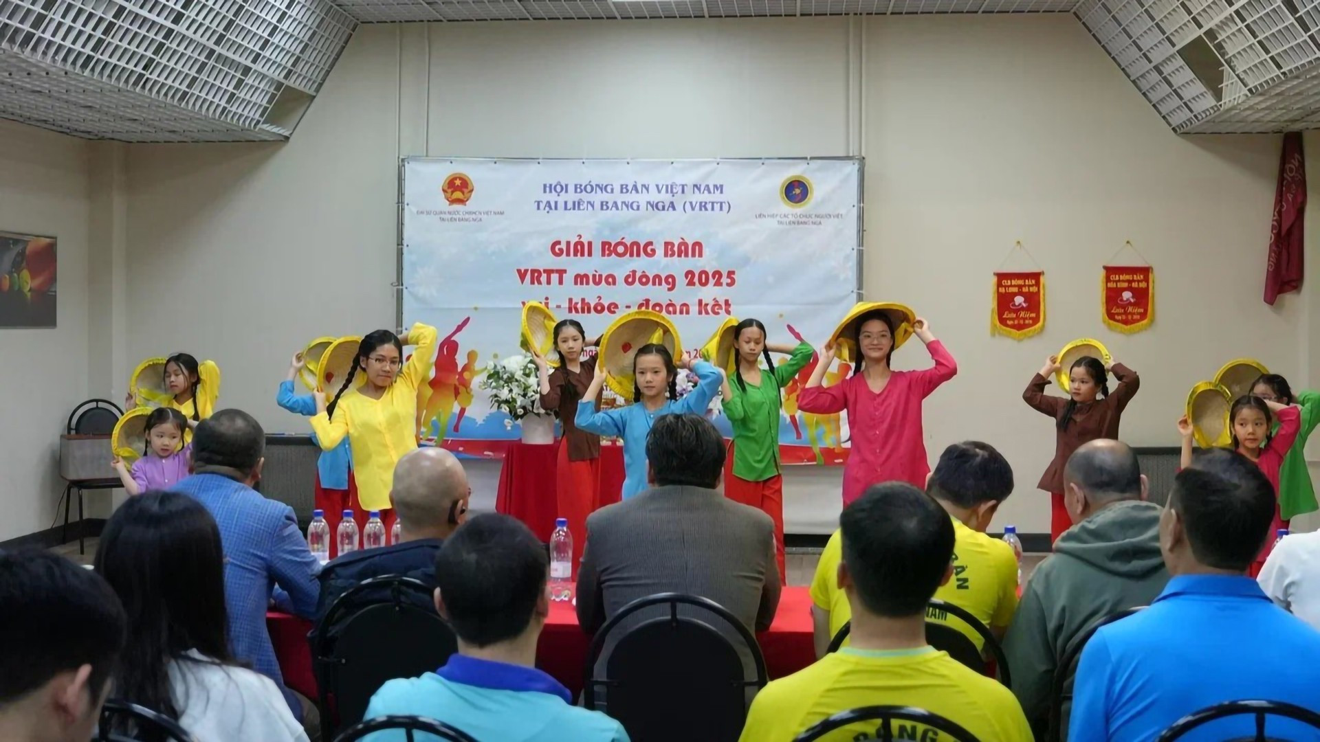 C&aacute;c em nhỏ con em cộng đồng người Việt tại Tổ hợp đa chức năng H&agrave; Nội-Moskva biểu diễn tiết mục m&uacute;a n&oacute;n tại Giải b&oacute;ng b&agrave;n m&ugrave;a đ&ocirc;ng 2025