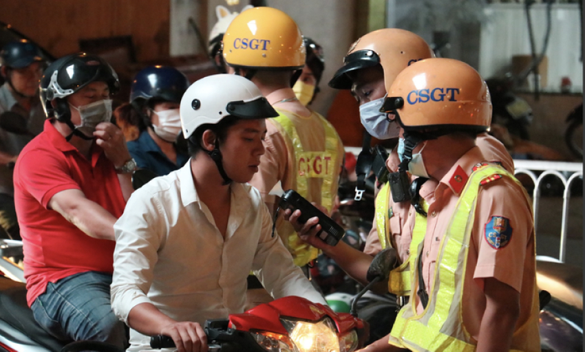 CSGT đồng loạt ra quân kiểm tra nồng độ cồn trong ngày mùng 1 Tết