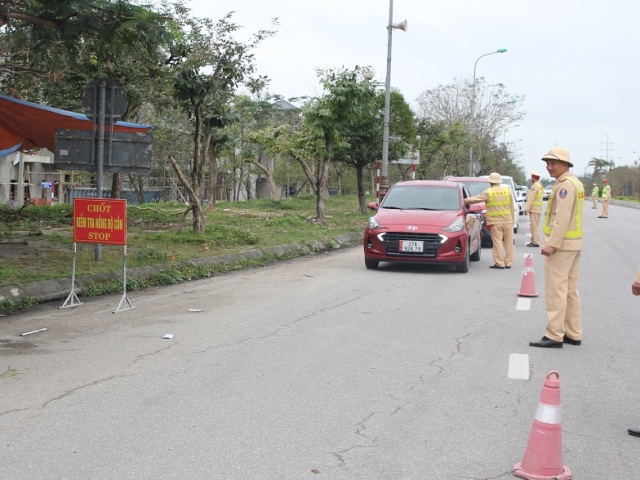 Công an Nghệ An ra quân kiểm soát nồng độ cồn ngay từ sáng mùng 1 Tết