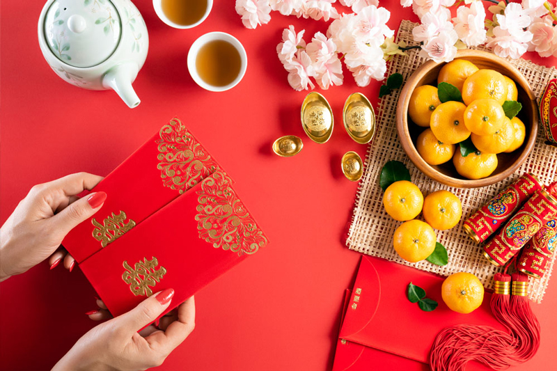 Trẻ con h&aacute;o hức với phong bao l&igrave; x&igrave; đỏ thắm, tiếng cười vang khắp nh&agrave;.