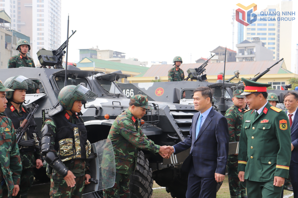 Chủ tịch UBND tỉnh Quảng Ninh thăm, tặng quà lực lượng vũ trang trên địa bàn