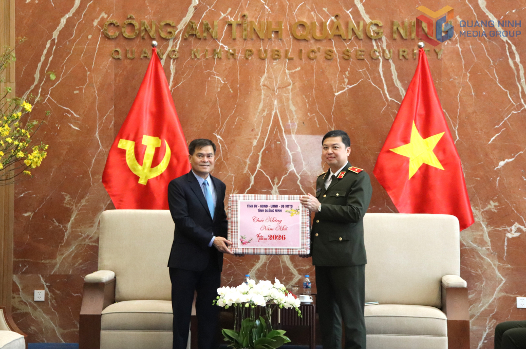 &Ocirc;ng B&ugrave;i Văn Khắng Ph&oacute; B&iacute; thư Tỉnh ủy, Chủ tịch UBND tỉnh Quảng Ninh đến thăm, động vi&ecirc;n v&agrave; ch&uacute;c Tết c&aacute;n bộ, chiến sĩ C&ocirc;ng an tỉnh