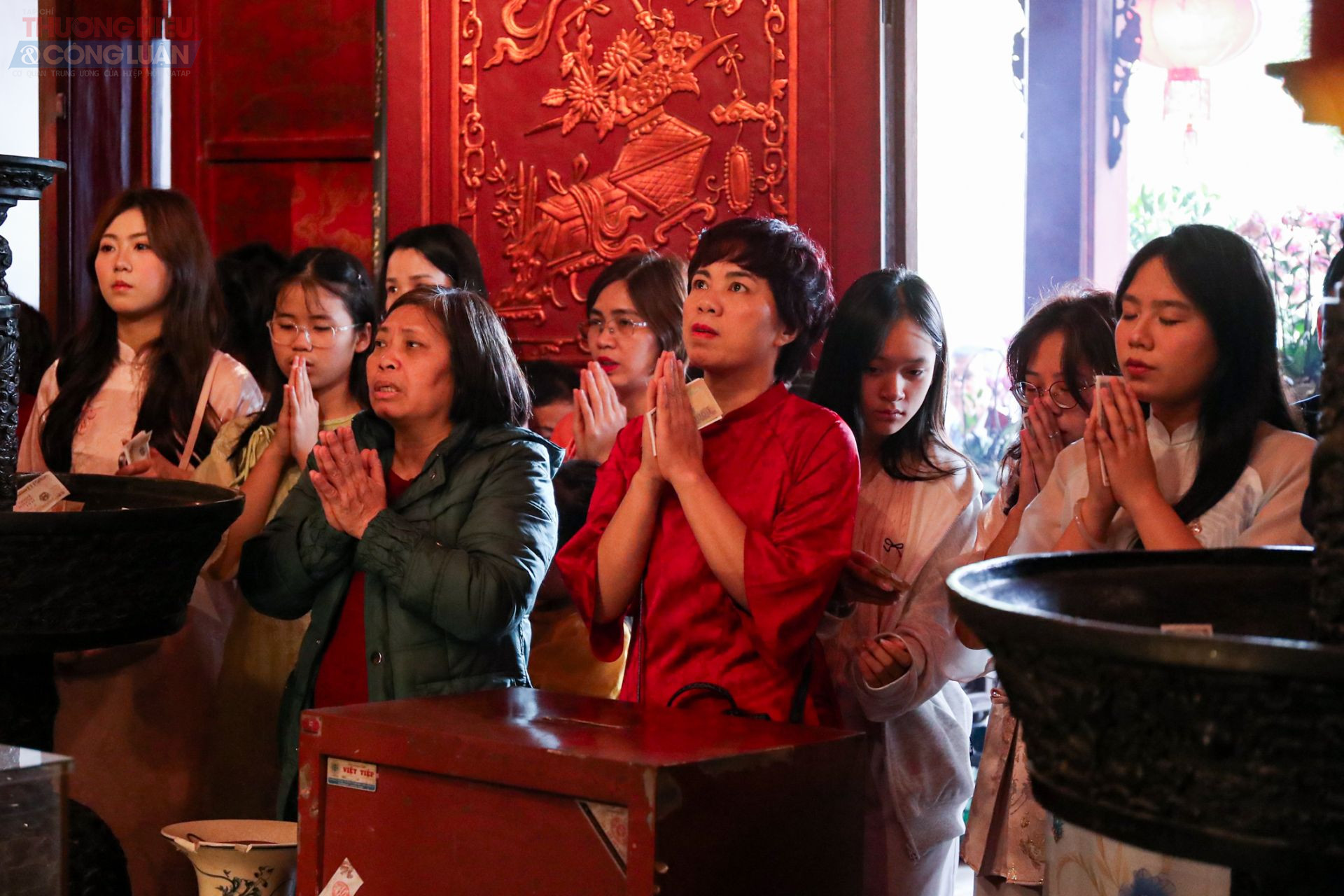 Kh&oacute;i hương nghi ng&uacute;t h&ograve;a c&ugrave;ng tiếng chu&ocirc;ng ch&ugrave;a tạo n&ecirc;n một bầu kh&ocirc;ng kh&iacute; trầm mặc, linh thi&ecirc;ng đặc trưng ng&agrave;y đầu năm.