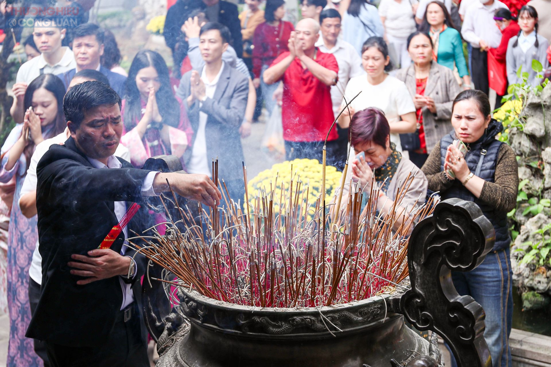 Những n&eacute;n hương được thắp l&ecirc;n mang theo mong ước giản dị. Người cầu t&agrave;i lộc, người mong học h&agrave;nh tiến bộ, cũng c&oacute; người chỉ t&igrave;m sự thư th&aacute;i trong tiết trời đầu Xu&acirc;n. Tất cả tạo n&ecirc;n bức tranh sinh hoạt văn h&oacute;a đặc trưng của những ng&agrave;y đầu năm mới, nơi con người hướng đến những gi&aacute; trị thiện l&agrave;nh.
