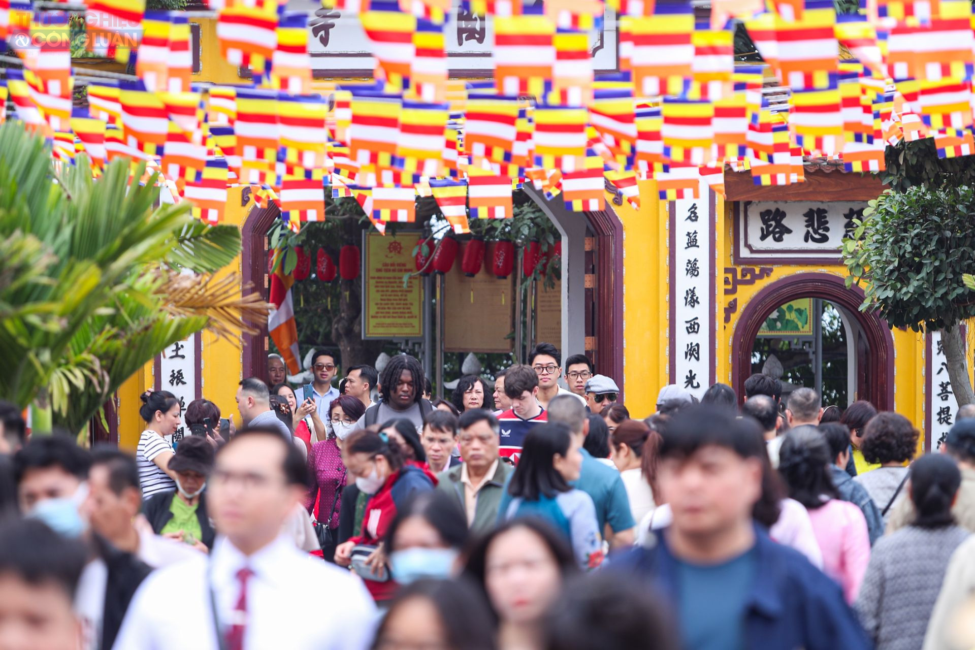 Những d&ograve;ng người tấp nập trong ng&agrave;y đầu xu&acirc;n cho thấy nhu cầu sinh hoạt văn ho&aacute; t&acirc;m linh của người d&acirc;n ng&agrave;y c&agrave;ng tăng, đồng thời phản &aacute;nh mong ước giản dị nhưng s&acirc;u sắc: một năm mới b&igrave;nh an, nhiều thuận lợi v&agrave; an vui.