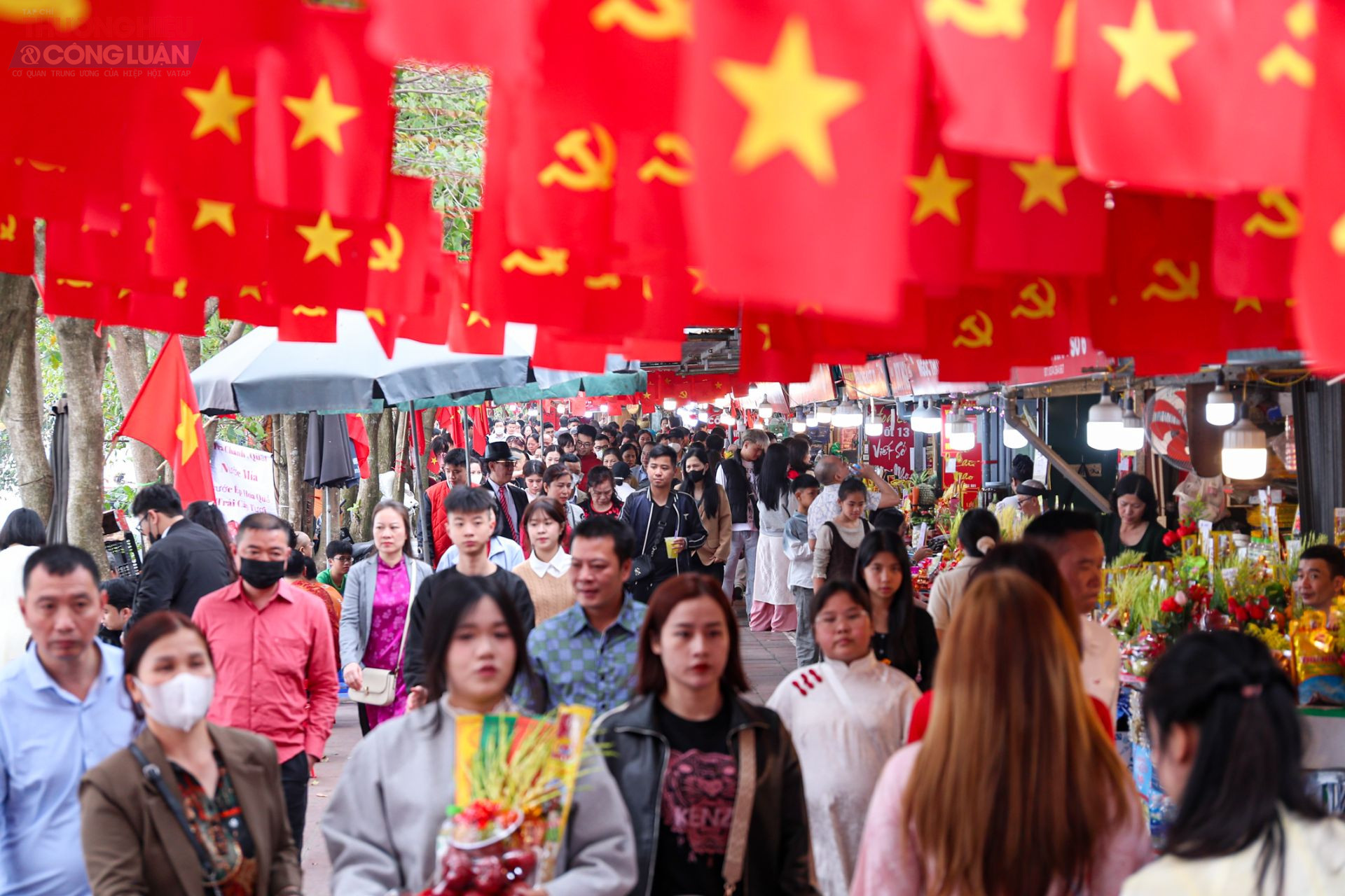 Trong tiết trời nắng ấm, dễ chịu của ng&agrave;y m&ugrave;ng 1 Tết, h&agrave;ng ngh&igrave;n người d&acirc;n Thủ đ&ocirc; đ&atilde; đổ về c&aacute;c đ&igrave;nh, ch&ugrave;a tr&ecirc;n địa b&agrave;n H&agrave; Nội để d&acirc;ng hương, lễ Phật, gửi gắm ước nguyện về một năm mới b&igrave;nh an, may mắn v&agrave; thuận lợi.