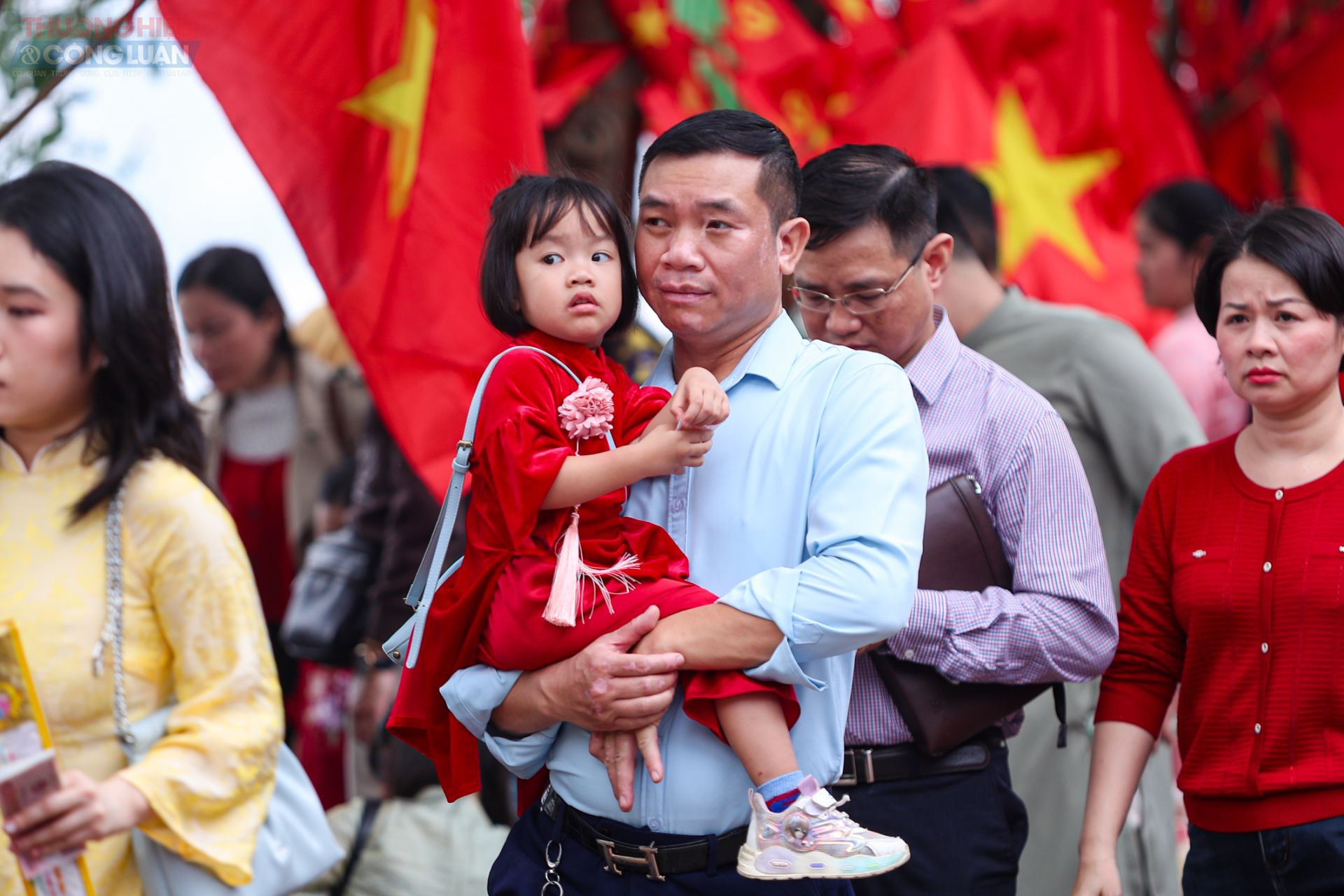 Do lượng người đổ về Phủ T&acirc;y Hồ qu&aacute; đ&ocirc;ng, nhiều gia đ&igrave;nh phải bế con nhỏ, thậm ch&iacute; để c&aacute;c em ngồi tr&ecirc;n vai bố mẹ nhằm tr&aacute;nh bị lạc giữa d&ograve;ng người chen ch&uacute;c.