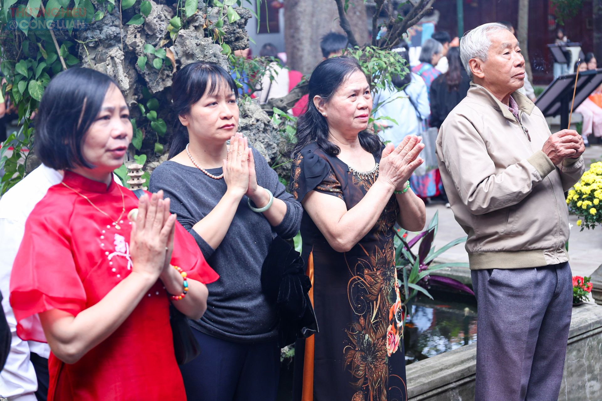 Giữa d&ograve;ng người đi lễ đầu năm tại đền Qu&aacute;n Th&aacute;nh, &ocirc;ng Phạm Văn H&ugrave;ng (Ba Đ&igrave;nh, H&agrave; Nội) chia sẻ trong l&uacute;c chờ thắp hương: &ldquo;Năm n&agrave;o t&ocirc;i cũng chọn Qu&aacute;n Th&aacute;nh l&agrave; nơi đi lễ đầu ti&ecirc;n. Kh&ocirc;ng chỉ v&igrave; đền linh thi&ecirc;ng, m&agrave; c&ograve;n l&agrave; th&oacute;i quen của gia đ&igrave;nh từ bao đời. S&aacute;ng m&ugrave;ng 1 đ&ocirc;ng thật, nhưng t&ocirc;i thấy vui v&igrave; ai cũng th&agrave;nh t&acirc;m mong một năm mới y&ecirc;n b&igrave;nh, thuận lợi.&rdquo;