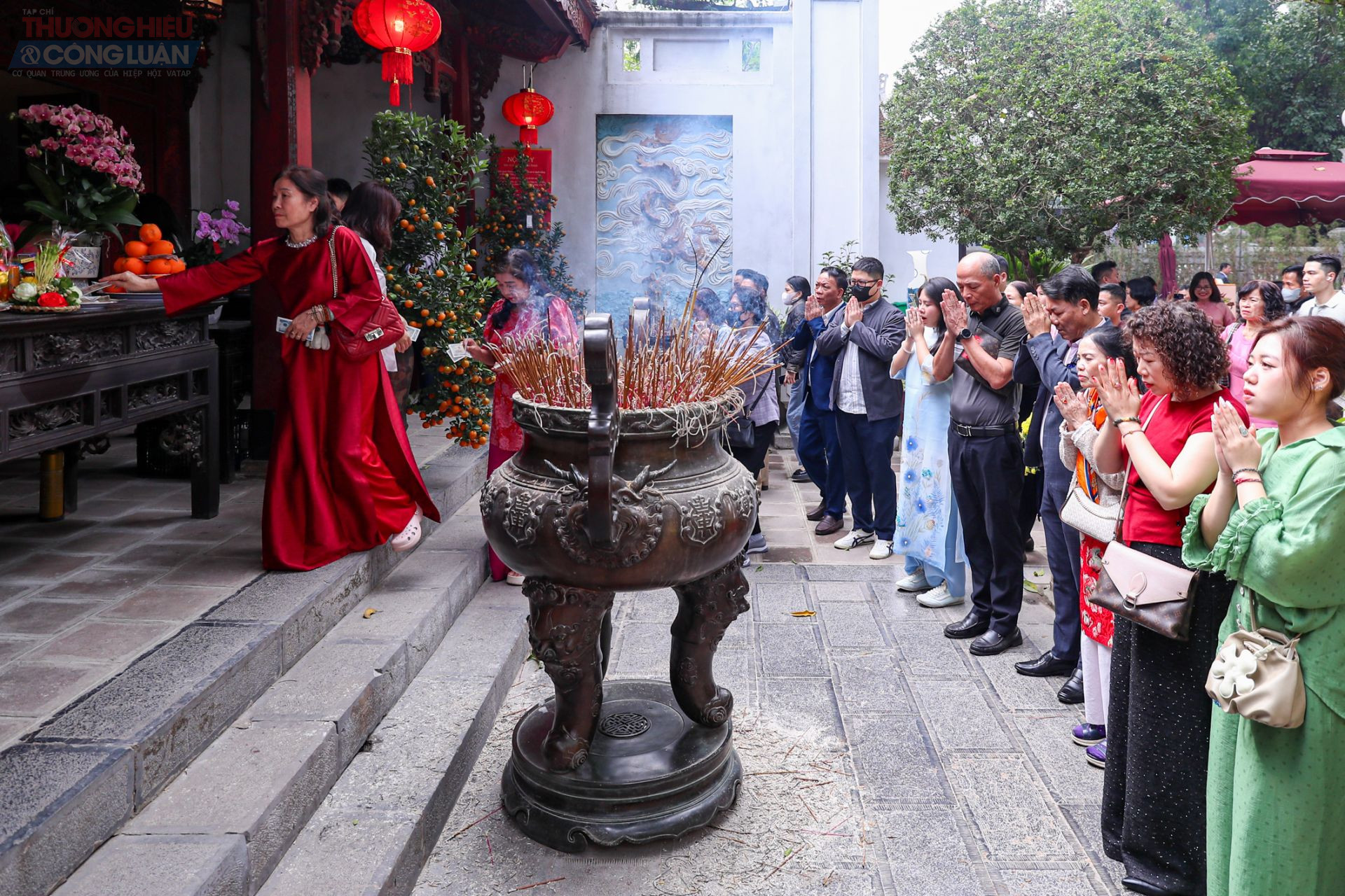 &Ocirc;ng H&ugrave;ng cho biết th&ecirc;m, d&ugrave; lượng người đổ về đền kh&aacute; lớn nhưng kh&ocirc;ng kh&iacute; vẫn trật tự v&agrave; trang nghi&ecirc;m: &ldquo;Mọi người xếp h&agrave;ng rất &yacute; thức, kh&ocirc;ng chen lấn. T&ocirc;i cảm nhận r&otilde; sự b&igrave;nh an ngay cả giữa đ&ocirc;ng đ&uacute;c, đ&uacute;ng tinh thần ng&agrave;y đầu năm mới.&rdquo;