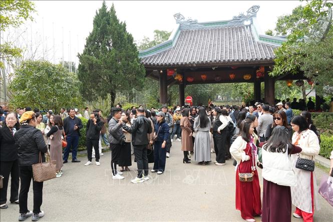 Du lịch t&acirc;m linh kh&ocirc;ng chỉ tạo động lực tăng trưởng cho ng&agrave;nh du lịch m&agrave; c&ograve;n g&oacute;p phần g&igrave;n giữ, lan tỏa c&aacute;c gi&aacute; trị văn h&oacute;a truyền thống của người Việt.