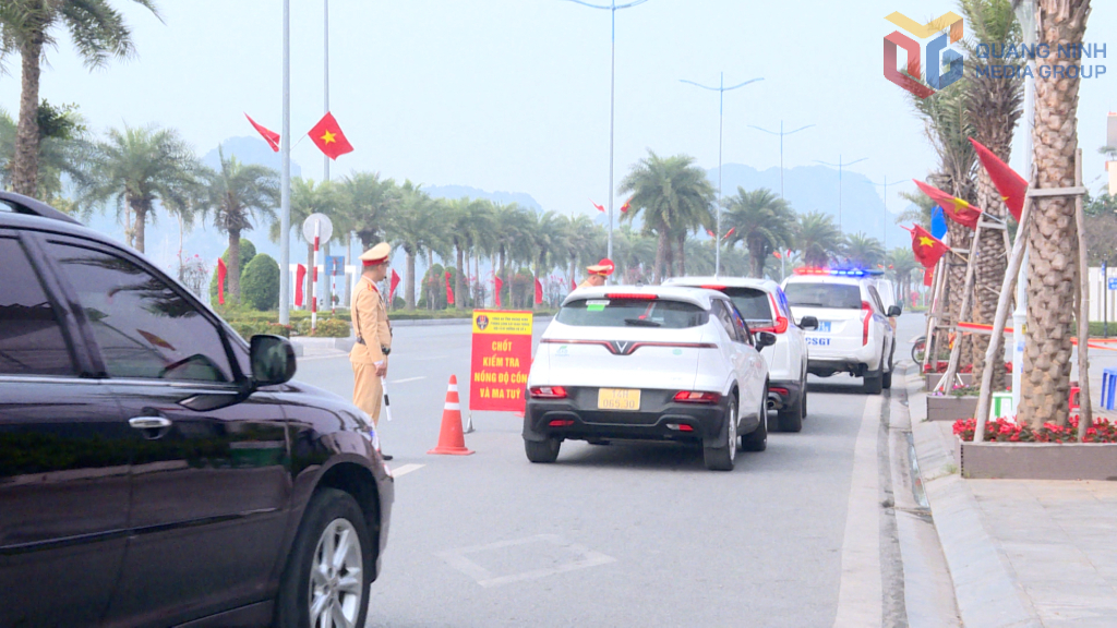 Cảnh sát giao thông Quảng Ninh đồng loạt ra quân xử lý vi phạm nồng độ cồn