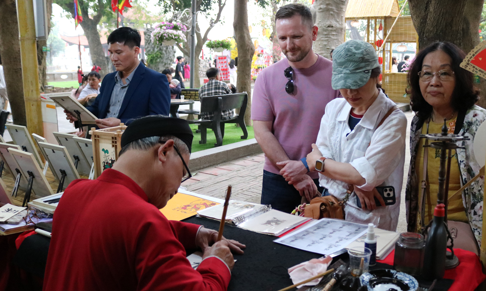 Du kh&aacute;ch xin chữ đầu năm tại Đền Đ&ocirc;.