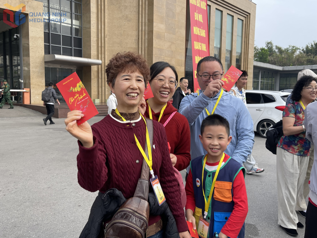 Du kh&aacute;ch phấn khởi khi nhập cảnh v&agrave;o Quảng Ninh du lịch ng&agrave;y đầu Xu&acirc;n