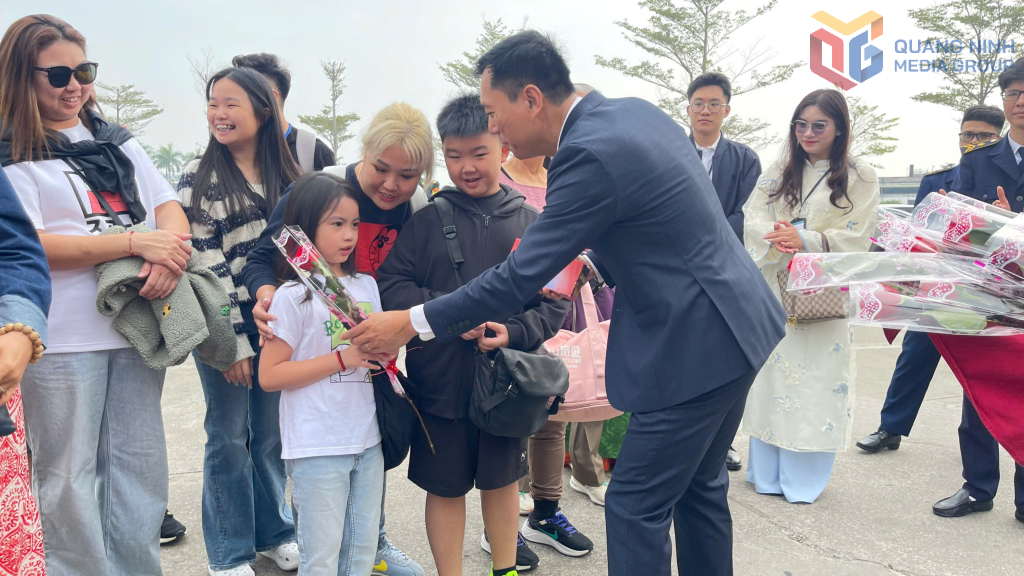 L&atilde;nh đạo sở Văn h&oacute;a, Thể thao v&agrave; Du lịch Quảng Ninh tặng hoa du kh&aacute;ch