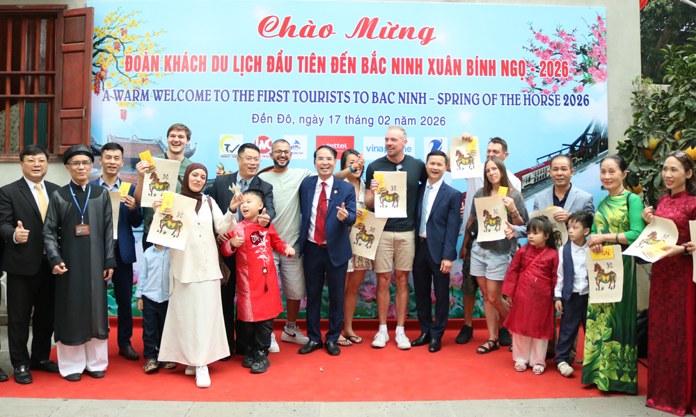 Bắc Ninh đón đoàn khách du lịch đầu tiên xông đất Xuân Bính Ngọ 2026 tại Đền Đô