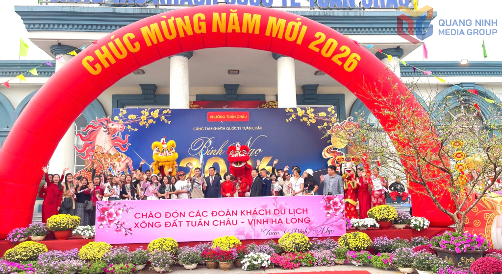 Cảng Tuần Châu đón nhiều đoàn khách du lịch "xông đất"