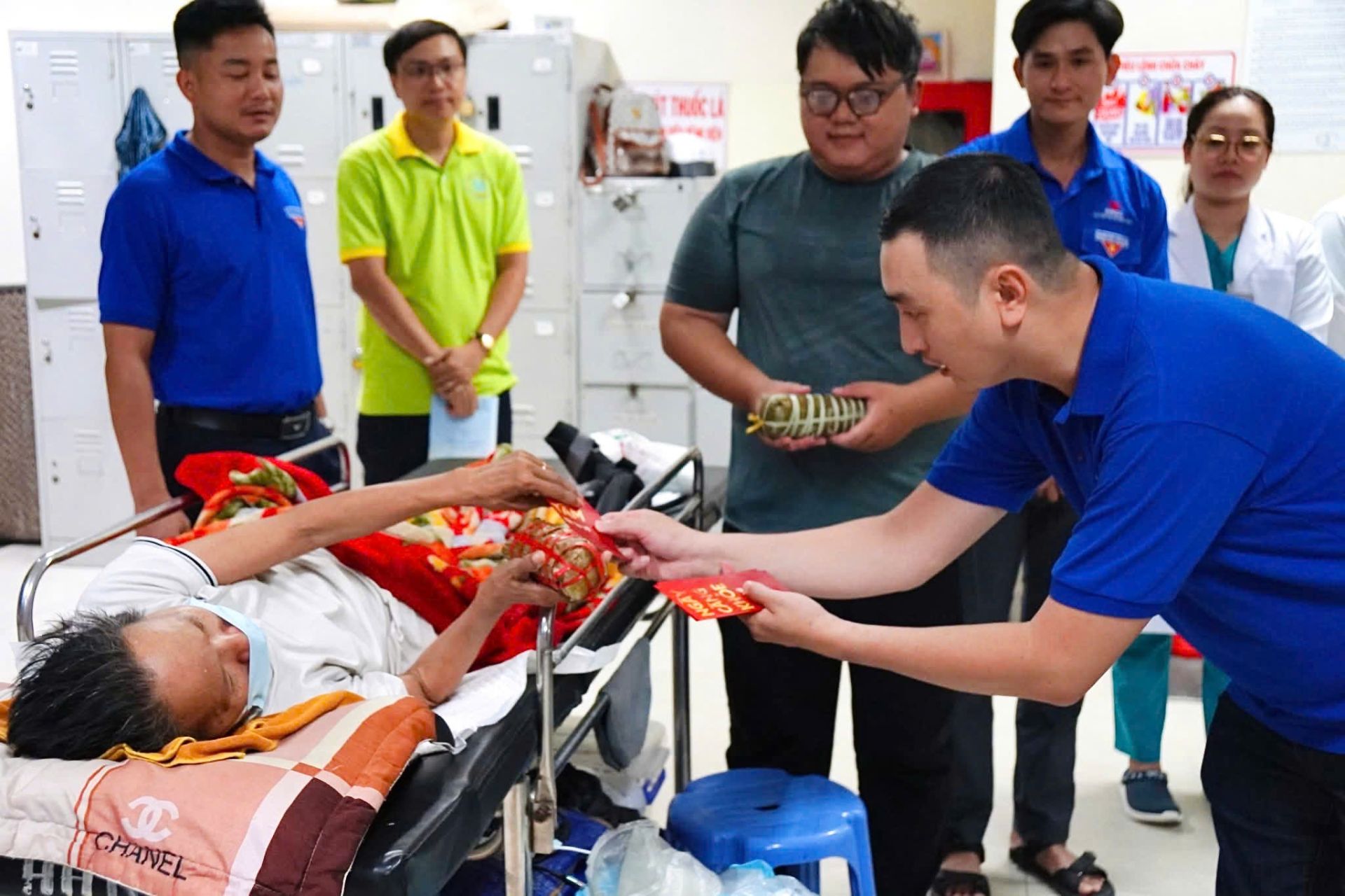 Những phần qu&agrave; Tết được trao tận tay người bệnh trong đ&ecirc;m giao thừa. Ảnh: T.A