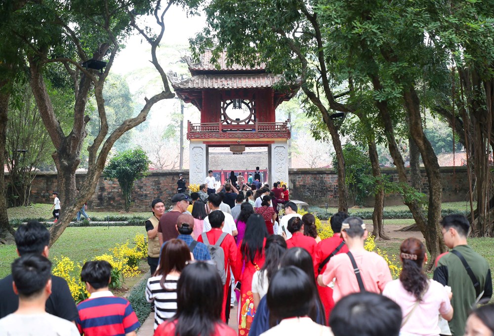 Ngay từ sớm, nhiều gia đ&igrave;nh, học sinh, sinh vi&ecirc;n v&agrave; du kh&aacute;ch đ&atilde; c&oacute; mặt trong kh&ocirc;ng kh&iacute; trang nghi&ecirc;m, thanh tịnh đầu xu&acirc;n