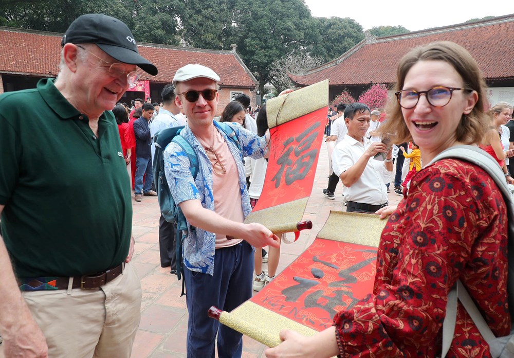 Du kh&aacute;ch nước ngo&agrave;i th&iacute;ch th&uacute; trải nghiệm phong tục xin chữ, t&igrave;m hiểu n&eacute;t đẹp văn h&oacute;a Việt Nam.