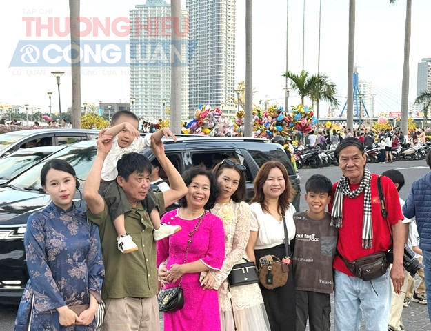 Tại điểm du xuân trên đường hoa Bạch Đằng, lượng người khá đông. Tại điểm du xuân trên đường hoa Bạch Đằng, lượng người khá đông.