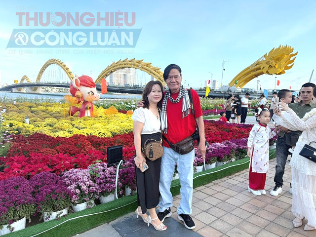 Tác giả tại điểm du xuân. Tác giả tại điểm du xuân.