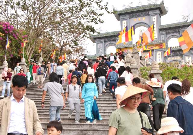 Theo tập quán của người dân xứ Quảng, sáng mùng 1 đi lễ chùa. Theo tập quán của người dân xứ Quảng, sáng mùng 1 đi lễ chùa.