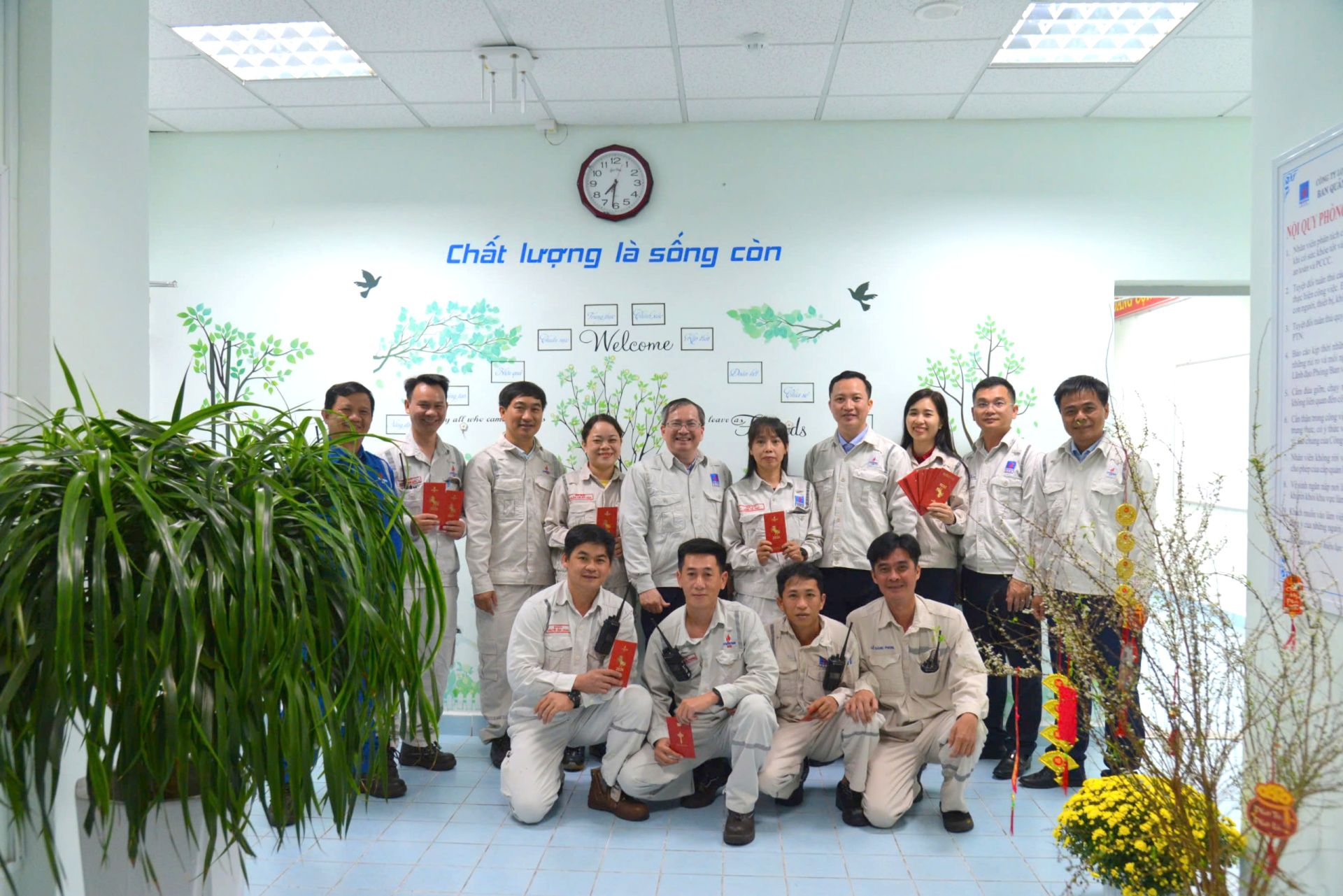 Đo&agrave;n c&ocirc;ng t&aacute;c thăm, ch&uacute;c Tết người lao động BSR tại ph&ograve;ng Th&iacute; nghiệm