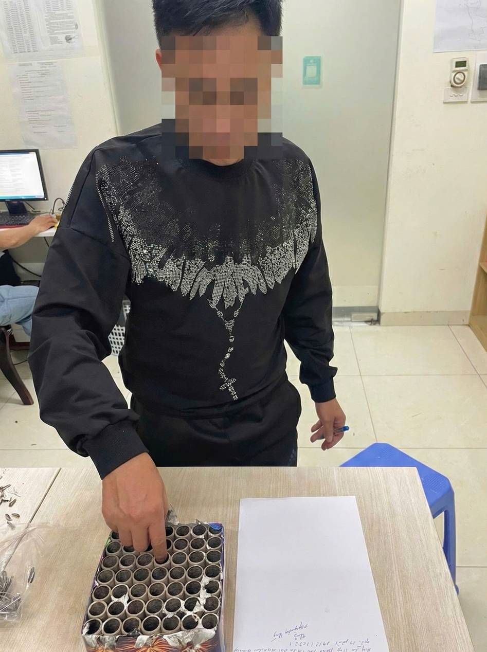 N. D.T c&ugrave;ng x&aacute;c ph&aacute;o thu giữ tại trụ sở C&ocirc;ng an phường Y&ecirc;n Nghĩa