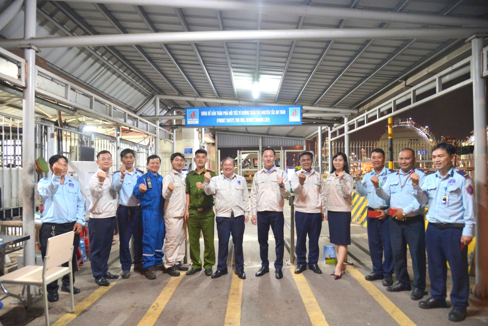 Thăm, ch&uacute;c Tết lực lượng an ninh của NMLD Dung Quất