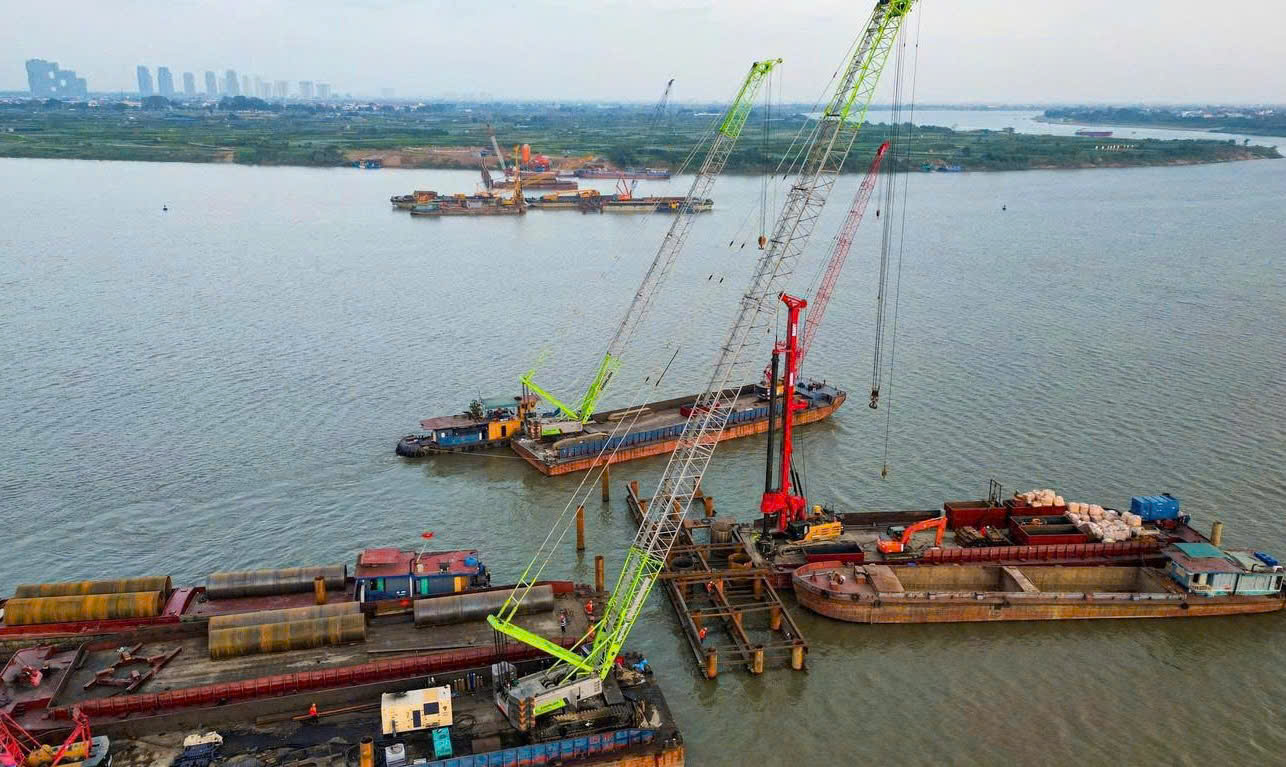 C&aacute;c mũi thi c&ocirc;ng tr&ecirc;n mặt s&ocirc;ng đồng loạt triển khai hạng mục trụ cầu, tiếng m&aacute;y m&oacute;c rền vang giữa kh&ocirc;ng kh&iacute; Xu&acirc;n, giữ nhịp tiến độ cho dự &aacute;n hạ tầng trọng điểm của Thủ đ&ocirc;.