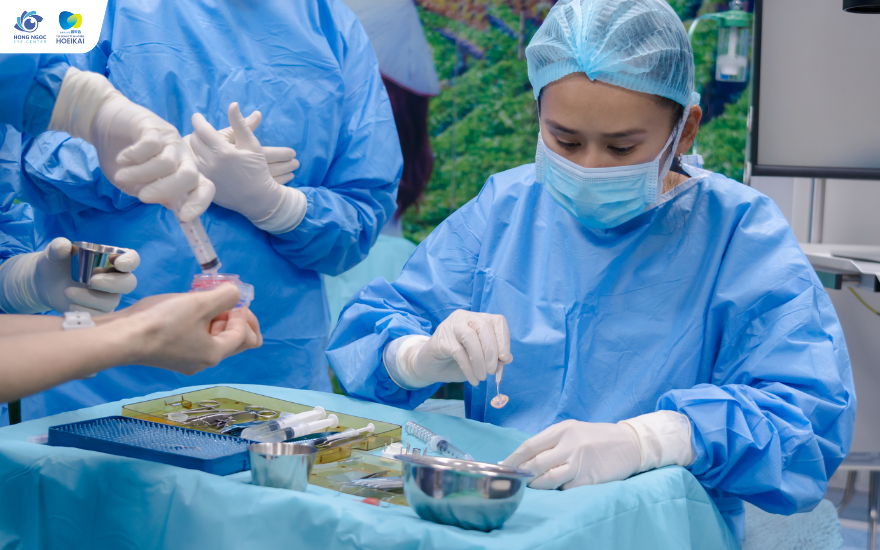 Phẫu thuật gi&aacute;c mạc nội m&ocirc; bằng cải tiến Kalinnikov-Dinh tại BV Hồng Ngọc được c&ocirc;ng nhận tr&ecirc;n to&agrave;n cầu