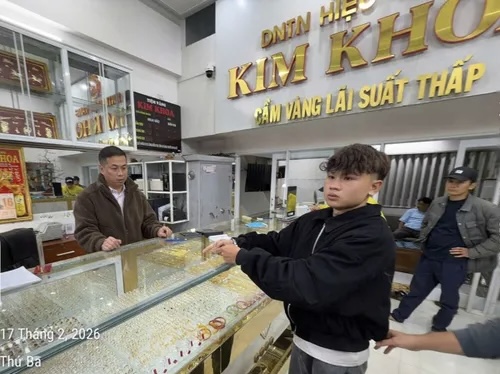 Cơ quan điều tra tạm giữ đối tượng L&ecirc; Anh Huy v&agrave; Trần Đỗ Thanh Phong. (Ảnh: Quang Trung)