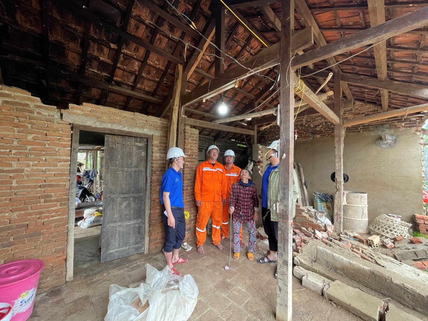 “Chiến dịch Quang Trung”: Khôi phục nhà đến đâu, điện có tới đó