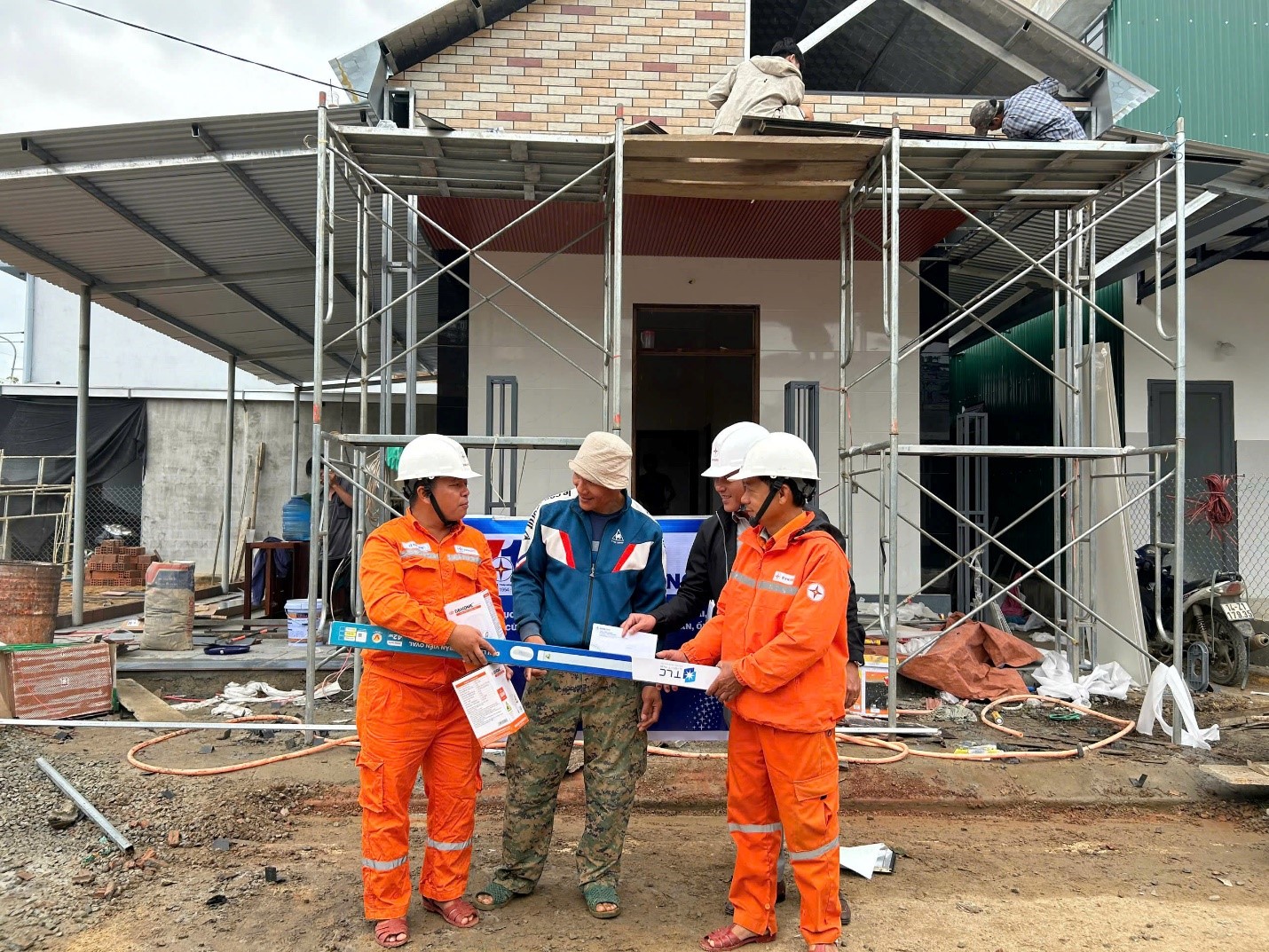 Trong &ldquo;Chiến dịch Quang Trung&rdquo;, C&ocirc;ng ty Điện lực Huế c&ograve;n trao tặng c&aacute;c hộ d&acirc;n nhiều thiết bị điện trong sinh hoạt