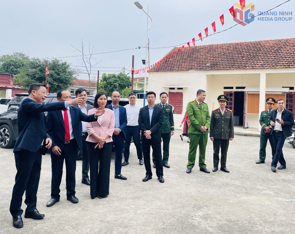 &Ocirc;ng L&ecirc; Văn &Aacute;nh, Ph&oacute; Chủ tịch UBND tỉnh Quảng Ninh, kiểm tra c&ocirc;ng t&aacute;c chuẩn bị bầu cử tại khu vực bỏ phiếu số 4, x&atilde; Hải Ninh