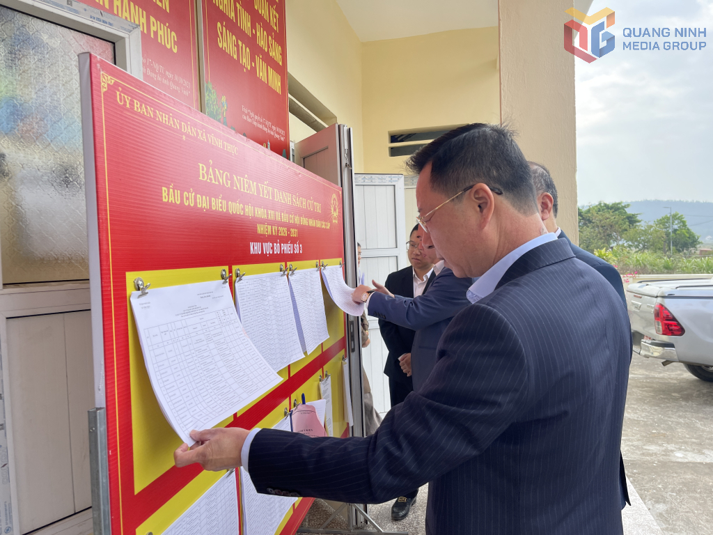 &Ocirc;ng L&ecirc; Văn &Aacute;nh, Ph&oacute; Chủ tịch UBND tỉnh Quảng Ninh kiểm tra việc ni&ecirc;m yết danh s&aacute;ch cử tri tại khu vực bỏ phiếu số 3, x&atilde; Vĩnh Thực