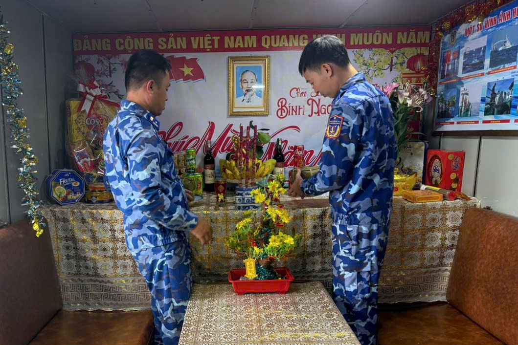 Cán bộ chiến sĩ trang trí phòng đón xuân Cán bộ chiến sĩ trang trí phòng đón xuân