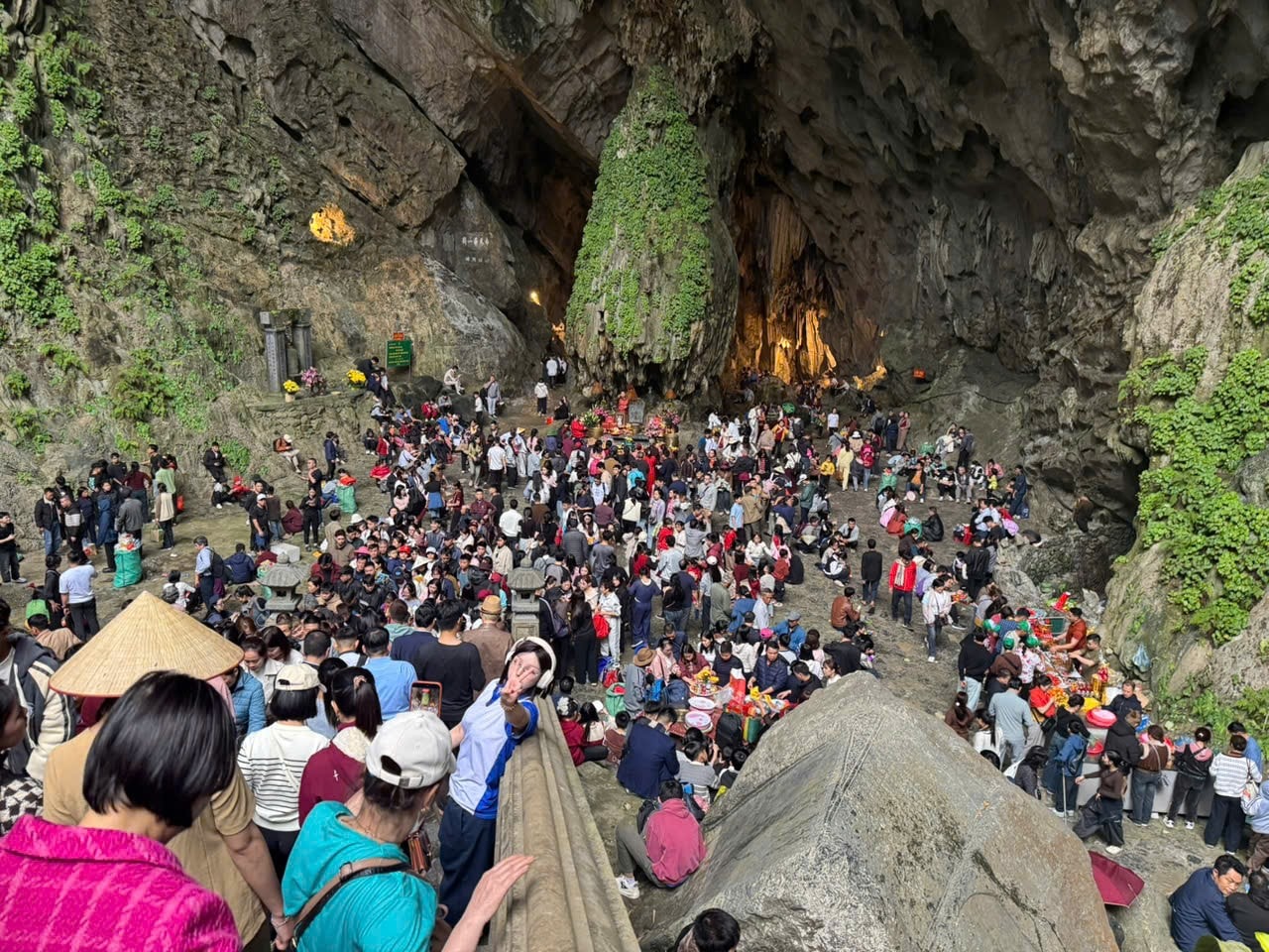 Khoảng 25.000 lượt du khách trẩy hội, du Xuân tại chùa Hương trong 2 ngày Tết