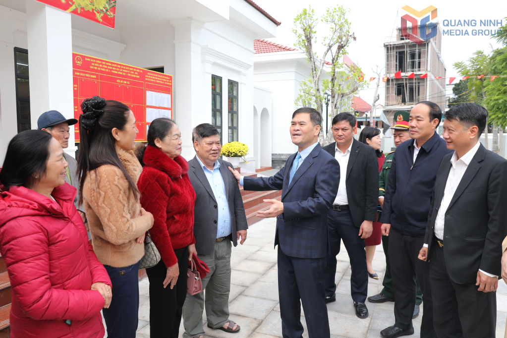 Chủ tịch UBND tỉnh Quảng Ninh tr&ograve; chuyện, động vi&ecirc;n c&aacute;n bộ, nh&acirc;n d&acirc;n tại điểm bầu cử