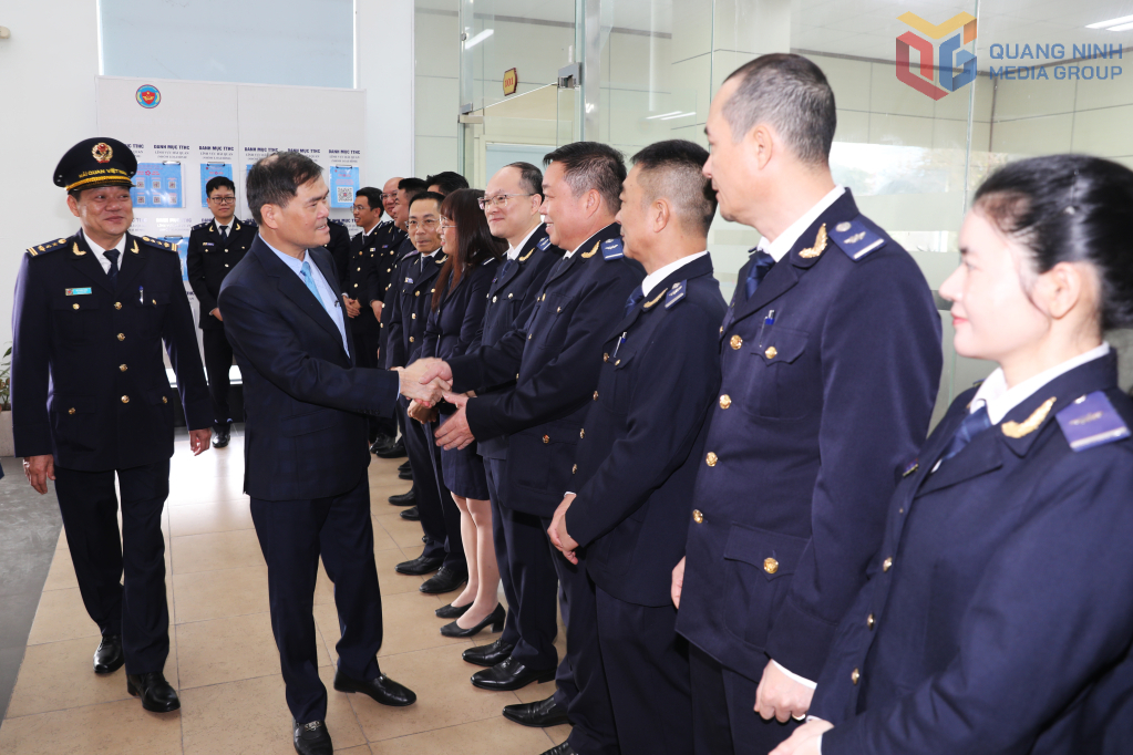 Chủ tịch UBND tỉnh Quảng Ninh đến thăm, ch&uacute;c Tết c&aacute;n bộ, c&ocirc;ng chức Hải quan cửa khẩu quốc tế M&oacute;ng C&aacute;i