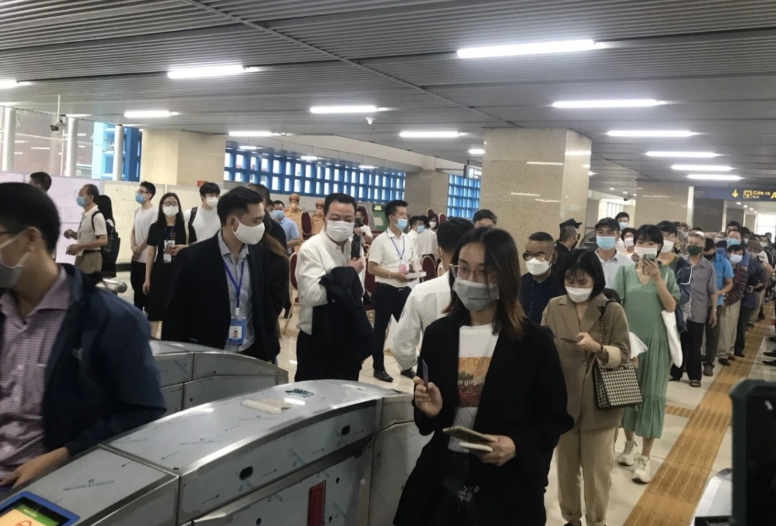 Việc triển khai đồng bộ giải ph&aacute;p c&ocirc;ng nghệ định danh, x&aacute;c thực điện tử v&agrave; nhận diện sinh trắc học, thanh to&aacute;n kh&ocirc;ng d&ugrave;ng tiền mặt l&agrave; dấu ấn, bước tiến quan trọng của Hanoi Metro trong qu&aacute; tr&igrave;nh chuyển đổi số theo chủ trương của Ch&iacute;nh phủ v&agrave; TP. H&agrave; Nội.