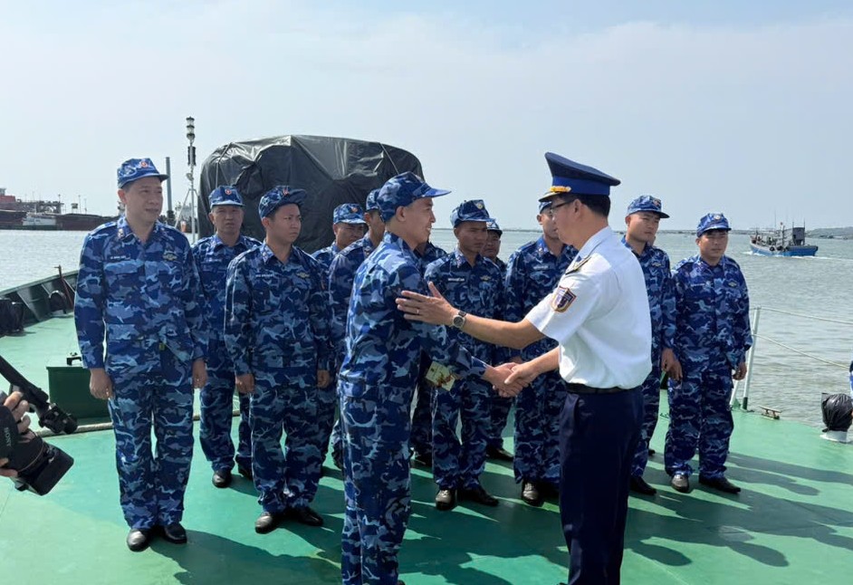 Đại tá Cao Xuân Quận, động viên cán bộ chiến sỹ trước khi tàu rời bến thực hiện nhiệm vụ Đại tá Cao Xuân Quận, động viên cán bộ chiến sỹ trước khi tàu rời bến thực hiện nhiệm vụ